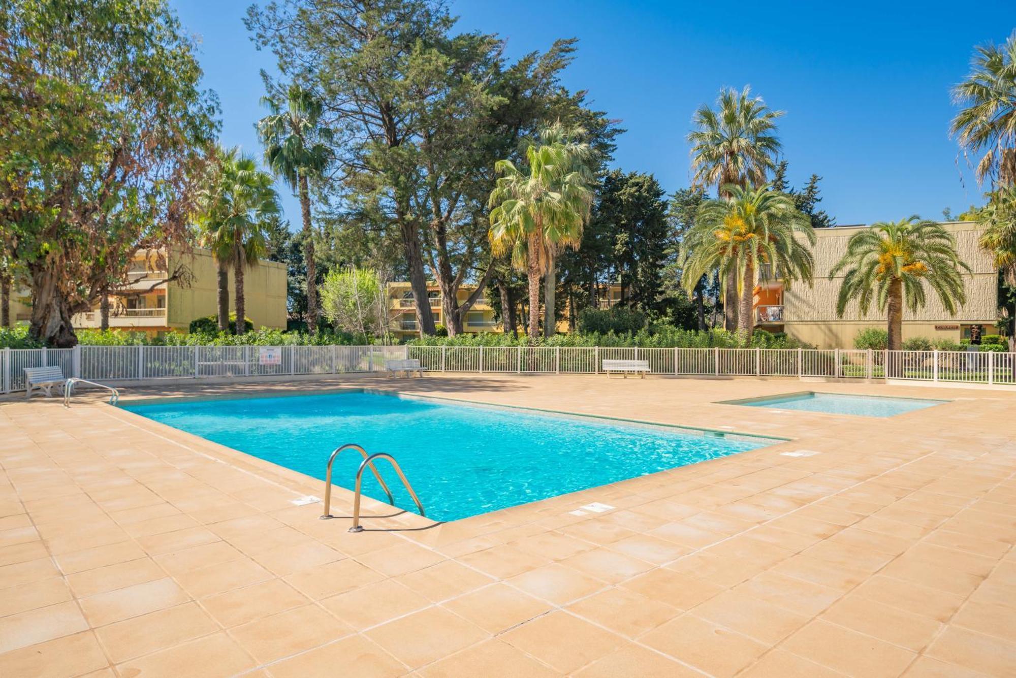 Spacious Apartment At A 5 Min Walk From The Beach أنتيب المظهر الخارجي الصورة
